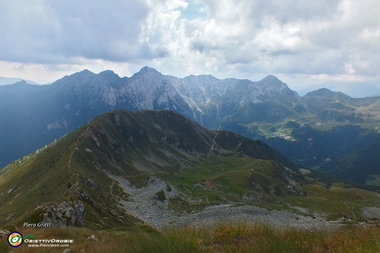 51 Scendendo dal Valegino in cresta verso l'Arete.JPG